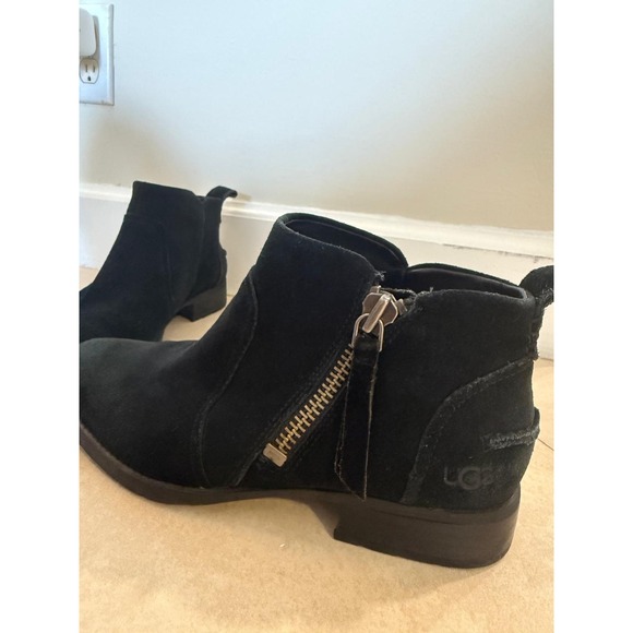 UGG Black Suede Side Zip Ankle Boots Women's Size 8 Bonham Lug Sole - Picture 2 of 8